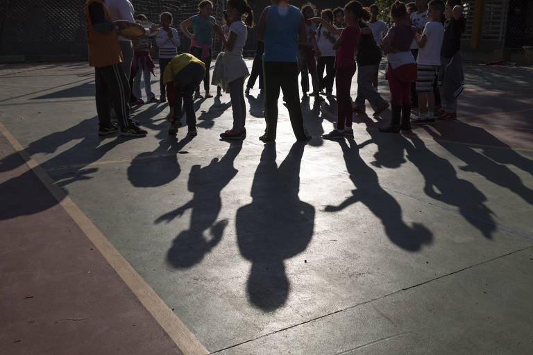 Crianças praticam atividade no CCA Nova, da Associação Obra do Berço, unidade Campo Limpo, no bairro Jardim Rebouças, zona sul de São Paulo