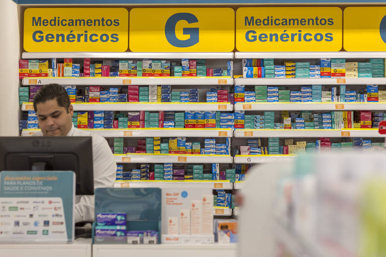 Estante de medicamentos genéricos atrás de balcão de farmácia em São Paulo (SP)