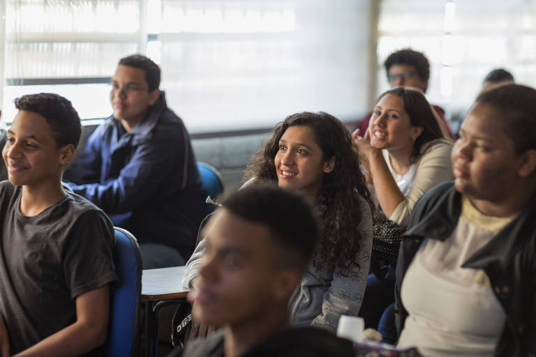 Jovens assistem a aula no centro para juventude da Associação Obra do Berço, unidade Campo Limpo, no bairro Jardim Rebouças, zona sul de São Paulo
