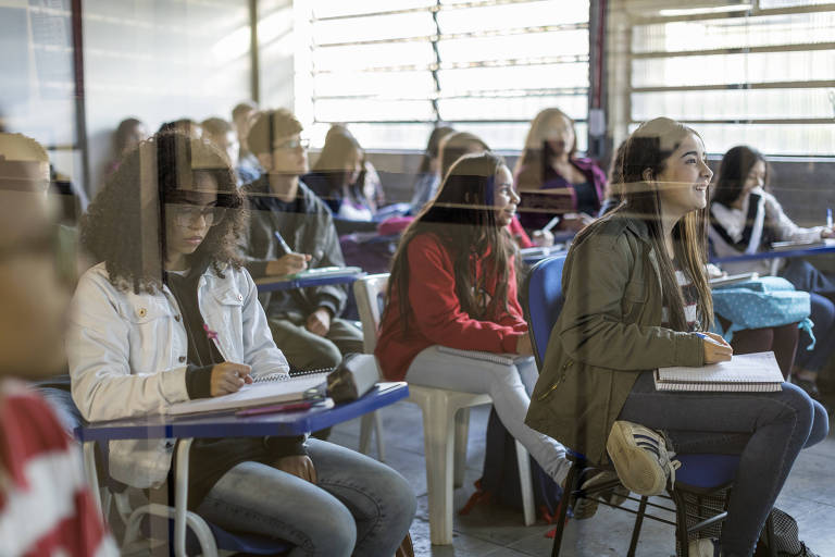 Jovens assistem a aula no centro para juventude da Associação Obra do Berço, unidade Campo Limpo, no bairro Jardim Rebouças