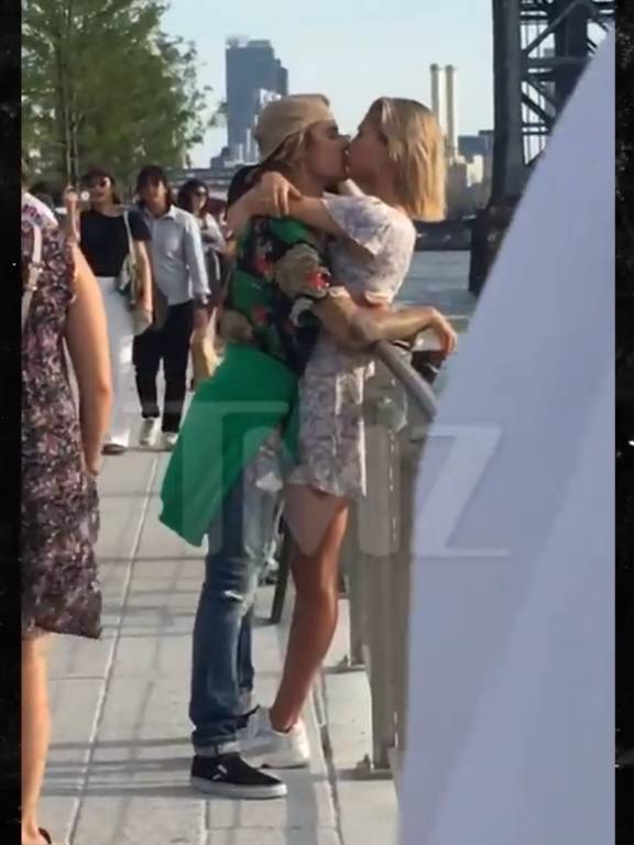 Justin Bieber e Hailey Baldwin são flagrados aos beijos em parque