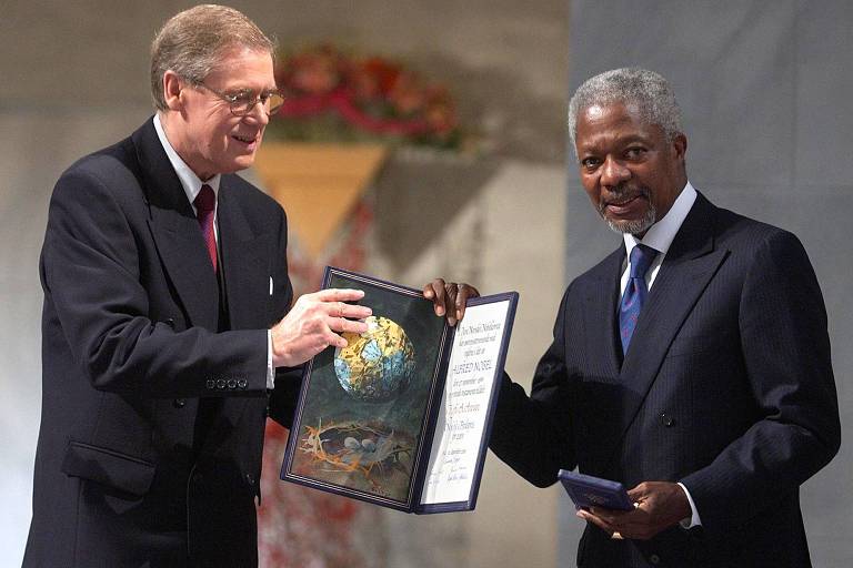 <b>2001</b>
<b>Organização das Nações Unidas e Kofi Annan (Gana)</b>
Pelo trabalho em prol de um mundo mais organizado e pacífico