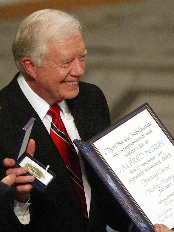 <b>2002</b>
<b>Jimmy Carter</b>
Pelas décadas de esforço incansável para encontrar soluções pacíficas para os conflitos internacionais, avançar com a democracia e os direitos humanos e promover desenvolvimento social e econômico