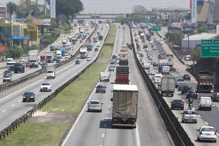 Trânsito de caminhões e carros na rodovia Dutra em Guarulhos/SP
