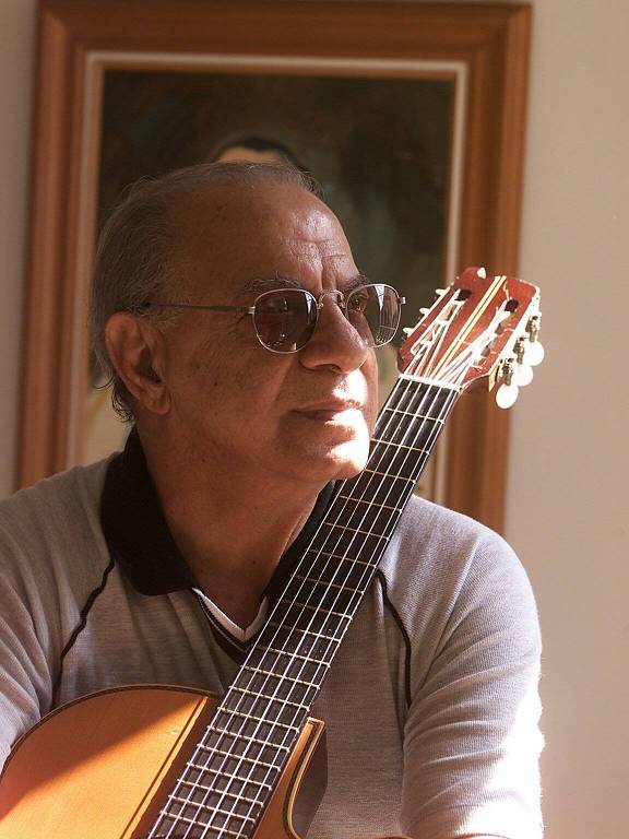 Tito Madi em seu apartamento em Copacabana, em 2001
