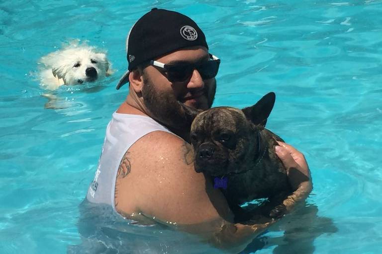 O adestrador Rubens Kierski, 33 anos, com seu cãozinho na piscina