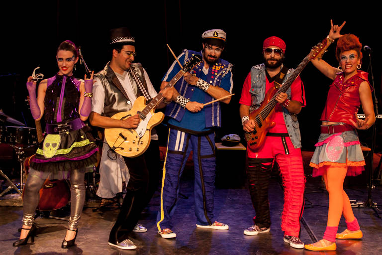 Banda Estralo faz show de rock voltado para as crianças no Shopping Interlagos, em SP