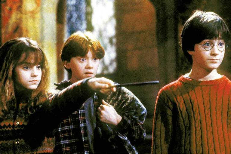 Cena do filme "Harry Potter e a Pedra Filosofal", com os atores Emma Watson, Rupert Grint e Daniel Radcliffe