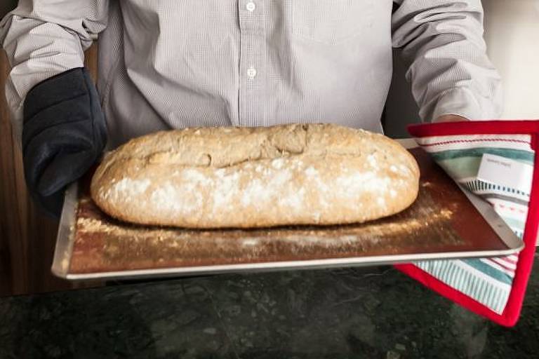 Luiz Américo Camargo costuma fazer seu próprio pão, em casa