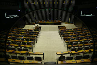 Plenário da Câmara com poucos deputados durante Comissão Geral