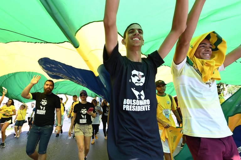 Apoiadores de Jair Bolsonaro fazem carreata em Brasília