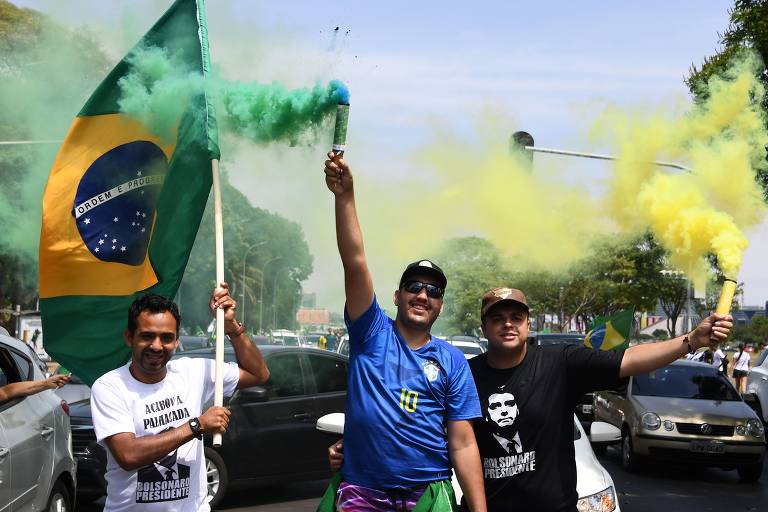 Apoiadores de Jair Bolsonaro (PSL) participam de carreata em Brasília em apoio ao candidato 