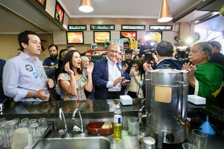 O candidato do PSDB à Presidência da República Geraldo Alckmin vai no Metrô Santa Cruz, no último dia de campanha antes da eleição