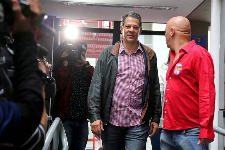 Fernando Haddad, candidato à presidência, chega em colégio para votar, em São Paulo