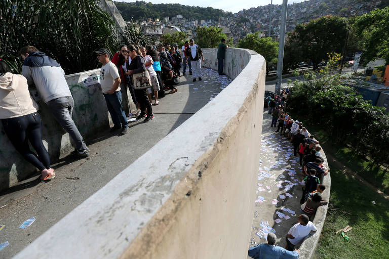 Eleitores aguardam a abertura de sessão eleitoral no Rio de Janeiro