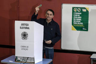 Jair Bolsonaro (PSL), durante sua votação em um colégio militar no Rio
