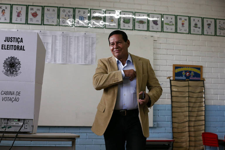 O candidato à vice-presidência na chapa de Jair Bolsonaro (PSL), General Hamilton Mourão, vota na vila militar, Escola Classe do Regimento de Cavalaria de Guarda