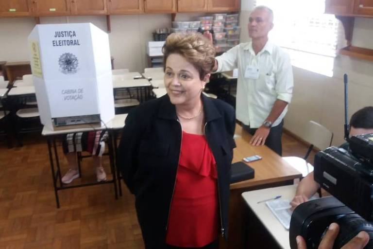 Dilma vota sob vaias e gritos de apoio na região da Pampulha, em Belo Horizonte