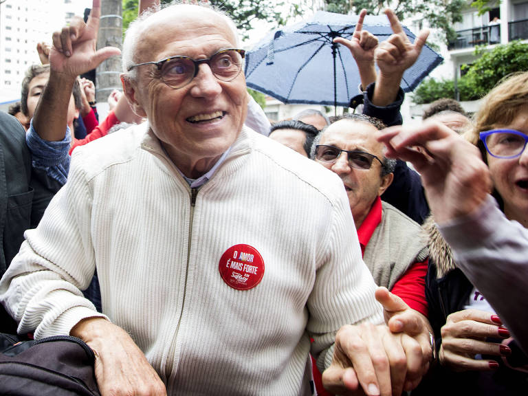 Eduardo Suplicy, candidato do PT ao Senado, chega no colégio Brasilian Internacional School, onde votou Fernando Haddad, em São Paulo