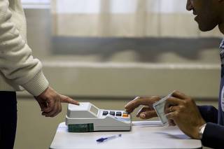 Eleitor é identificado pela digital antes de votar