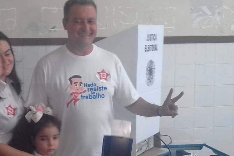Rui Costa (PT) vota na Bahia e defende união em torno de Haddad