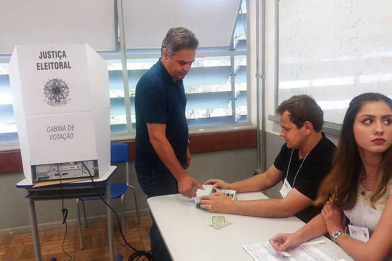 O senador Aécio Neves (PSDB), candidato a deputado federal por Minas Gerais, foi hostilizado por eleitores ao chegar para votar em uma escola no centro-sul de Belo Horizonte no fim da tarde deste domingo (7)