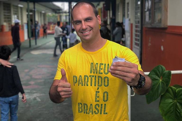Eduardo Bolsonaro mostra comprovante de votação