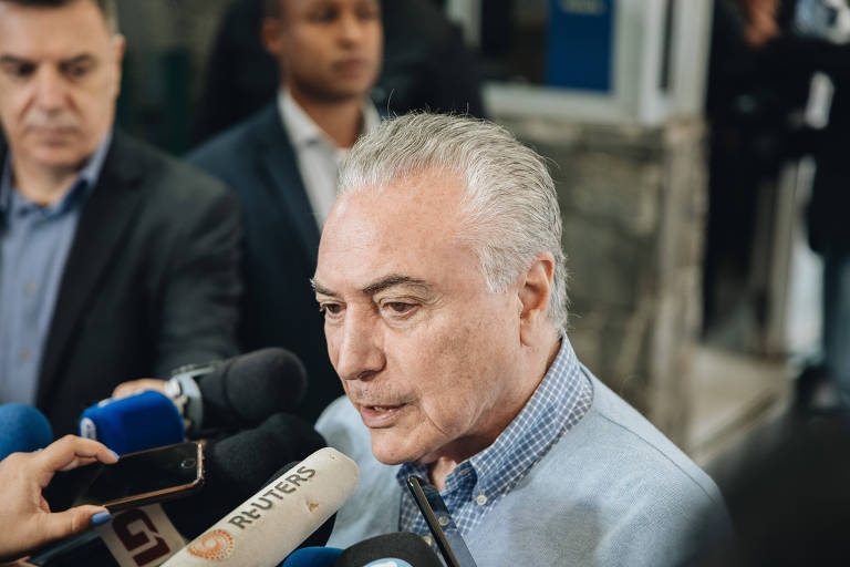 Presidente Michel Temer fala com jornalistas antes de votar em São Paulo
