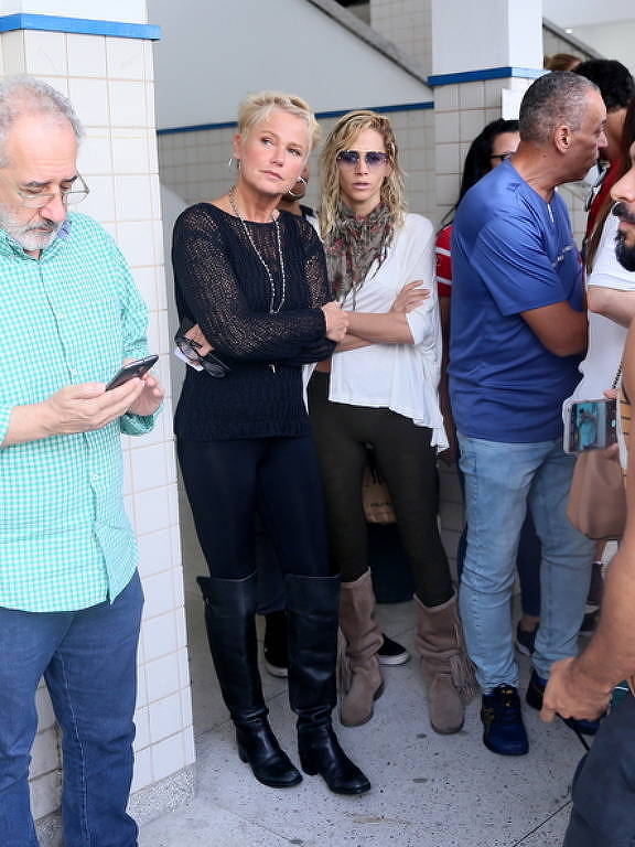 Xuxa vota na Barra da Tijuca 