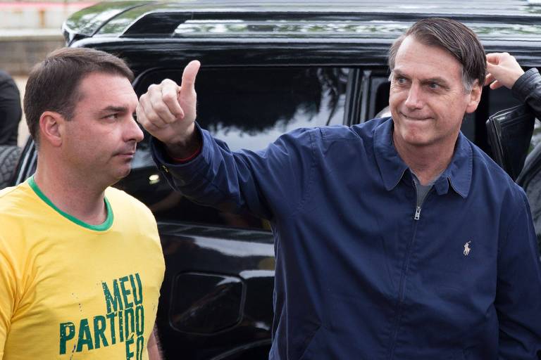 Jair Bolsonaro votou acompanhado pelo filho Flavio em colégio militar do Rio neste domingo (7)