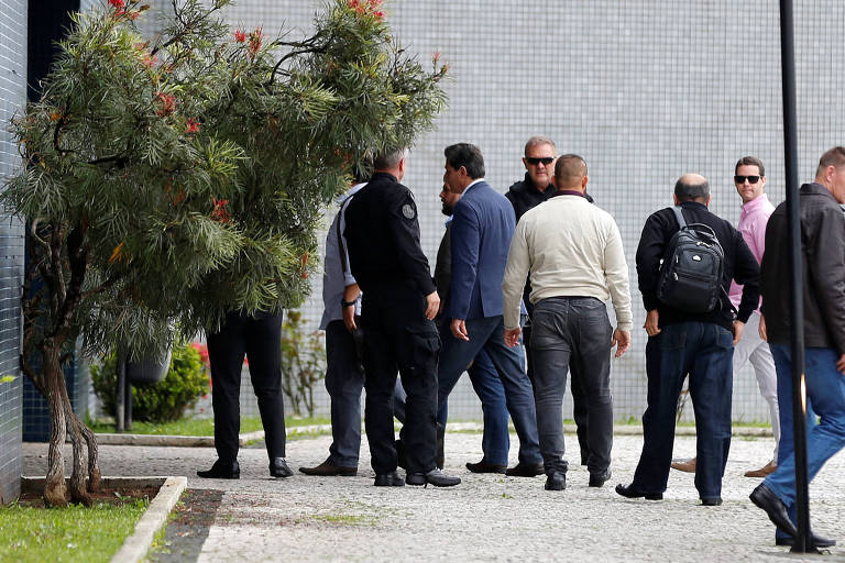 O candidato Fernando Haddad (PT) chega à sede da Polícia Federal  em Curitiba, para visitar o ex-presidente Luiz Inácio Lula da Silva; Haddad disputa o segundo turno da eleição presidencial
