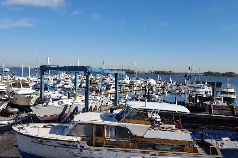 Barcos em City Island, comunidade pesqueira no distrito do Bronx, em Nova York