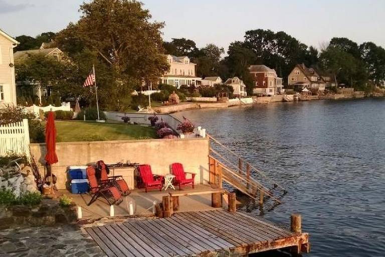 Píer em casa à beira do mar em City Island, em Nova York
