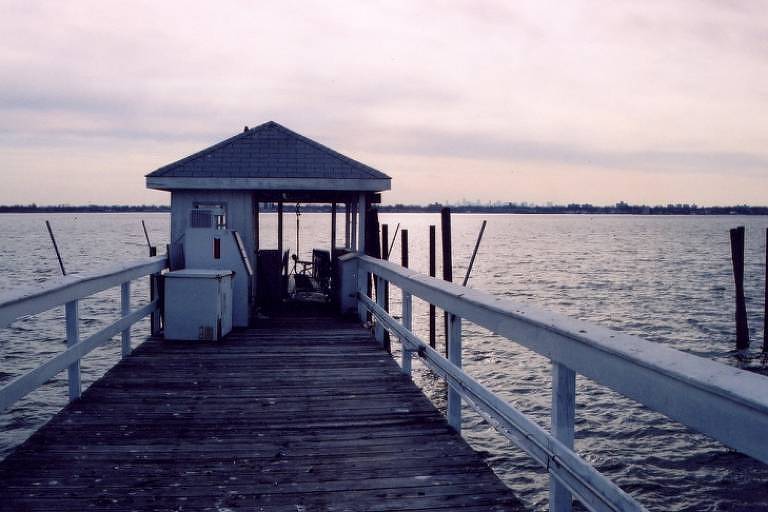 Píer em City Island, com a ilha de Manhattan ao fundo
