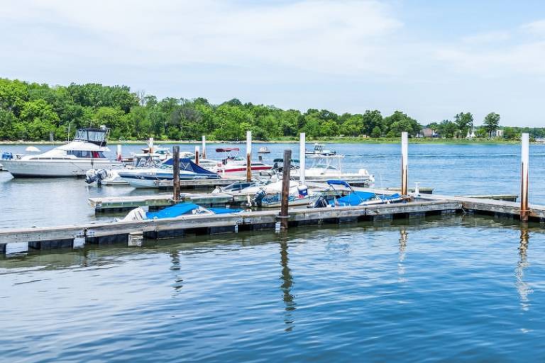 Barcos em City Island, comunidade pesqueira em Nova York