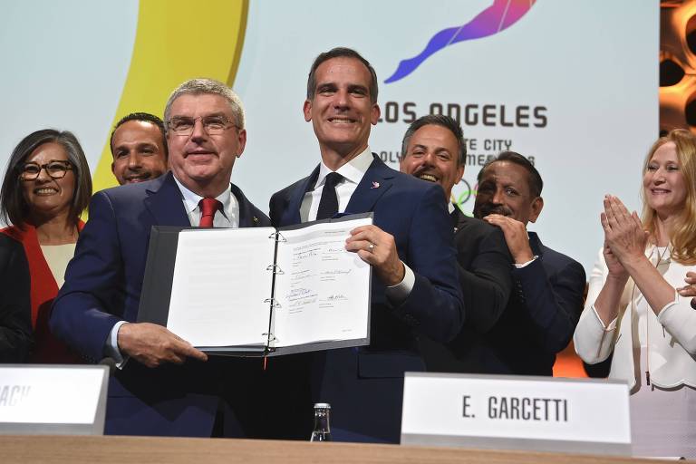 O presidente do COI Thomas Bach (à esquerda) posa para foto ao lado do prefeito de Los Angeles, Eric Garcetti após anúncio de que a cidade será sede dos Jogos Olímpicos de 2028