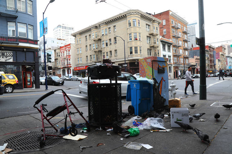 O bloco de 300 da Hyde Street, em São Francisco, com lixos espalhados pelo chão, como andador quebrado, plásticos e embalagens