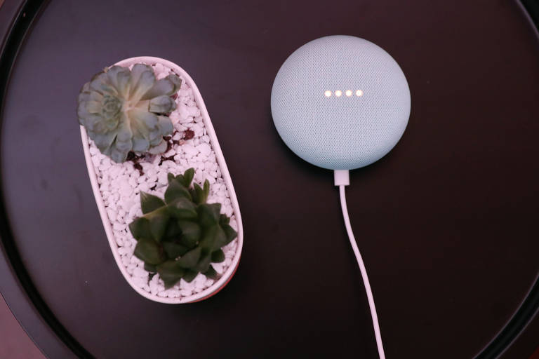 O Echo Dot, da Amazon, e o Google Home Mini, do Google, são versões pequenas de alto-falantes inteligentes, com uma boa qualidade de áudio; este é o produto do Google, que custa US$ 50
