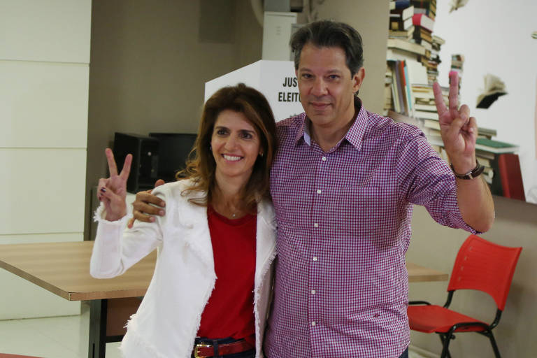 Fernando Haddad (PT) vota em colégio eleitoral, em São Paulo, ao lado da mulher