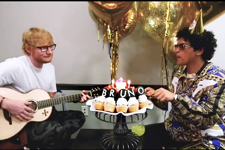 Ed Sheeran canta 'Parabéns' para Bruno Mars