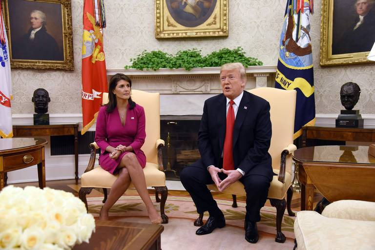 Presidente dos EUA, Donald Trump, fala após a embaixadora dos EUA na ONU, Nikki Haley, anunciar sua renúncia, no Salão Oval