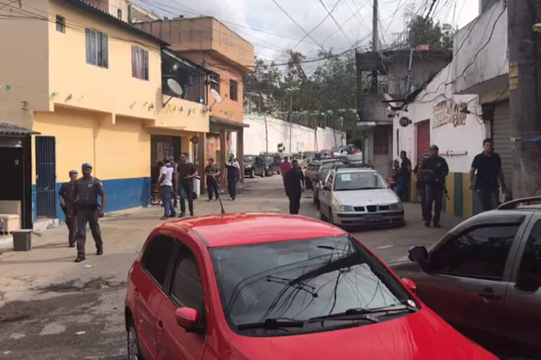 Policiais da Corregedoria da PM entram na favela do Areião pra investigar morte de 4 adolescentes no último dia 6