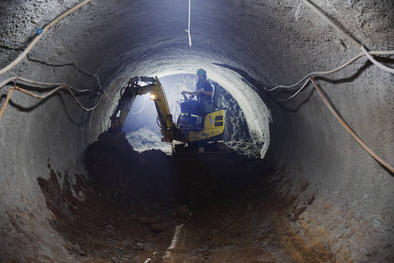 Operários trabalham na construção de túnel da Sabesp, sob a pista da Marginal Tietê, em São Paulo