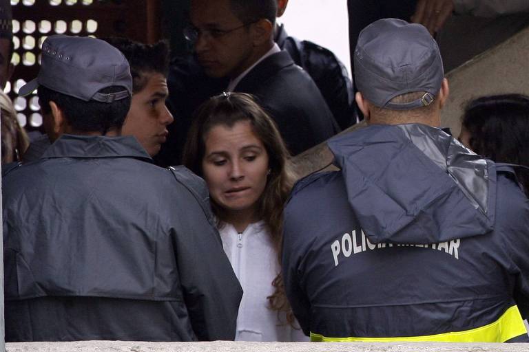 A então adolescente Nayara Rodrigues da Silva acompanha reconstituição de sequestro, em Santo André (SP)