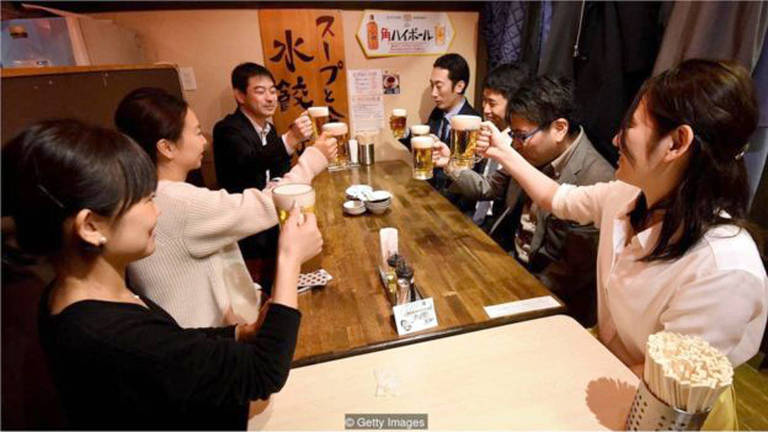 Trabalhadores em Tóquio saem às 15h na última sexta-feira do mês