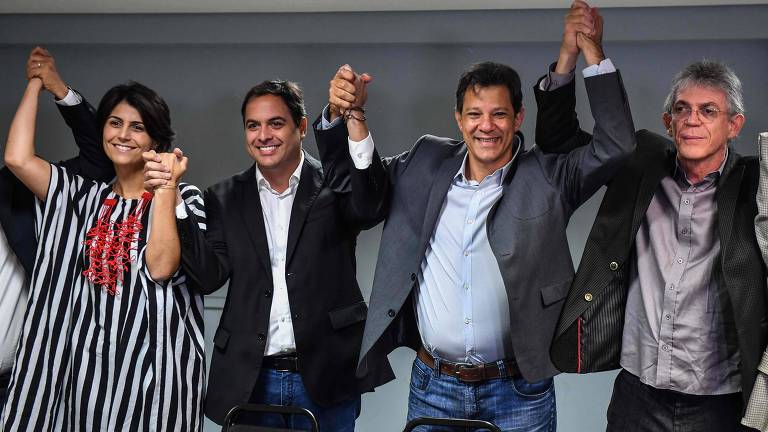 A candidata à vice-presidência do Partido dos Trabalhadores (PT) Manuela D'Avila (esq), governador eleito para o Estado de Pernambuco Paulo Câmara, candidato à presidência Fernando Haddad e o governador paraibano do Partido Socialista Brasileiro (PSB) Ricardo Coutinho (dir) participam de encontro em São Paulo