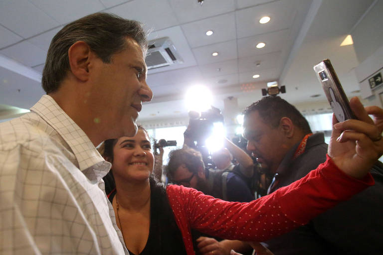 Fernando Haddad (PT) tira selfie com eleitora depois de reunião executiva nacional do partido em São Paulo