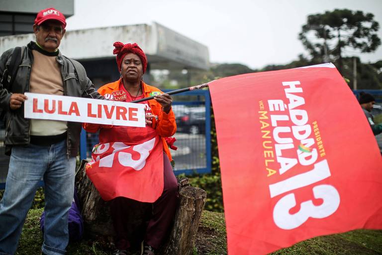 Apoiadores do Partido dos Trabalhadores aguardam a chegada do candidato Fernando Haddad na Sede da Polícia Federal em Curitiba; Haddad, que substituiu o ex-presidente Lula nas eleições, foi visitá-lo no primeiro dia de campanha para o segundo turno da eleição presidencial