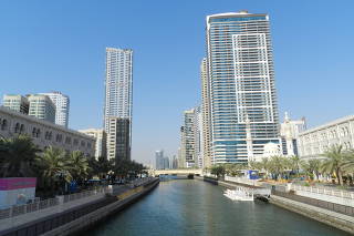 Canal na região de Al Qasba, em Sharjah, nos Emirados Árabes