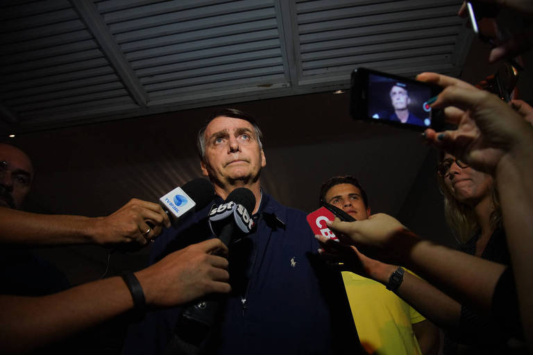 O candidato à Presidência Jair Bolsonaro (PSL) concede entrevista coletiva na saída da gravação do seu programa eleitoral para o segundo turno da eleição presidencial 